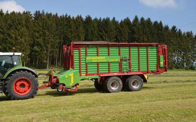 Силосный прицеп и самозагружающийся автофургон Strautmann Giga-Vitesse CFS 4402 DO 83057